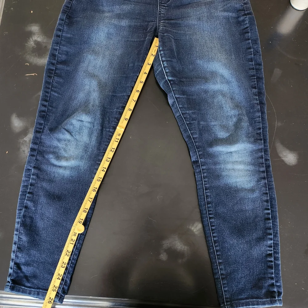 Signature by Levi Strauss & Co. Women's Totally Shaping Pull-on Skinny Jeans, 31